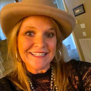 Meet your Posher, Debbie